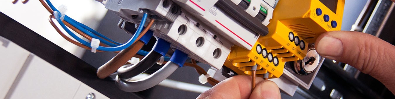 Along with the general name of electrician it is very common to find the professional category that is required of the candidate: apprentice electrician, assistant electrician, first-level technician, qualified electrician, etc., or the tasks to be performed: maintenance and repair of machinery, naval electrician, for building works, electricity inspector, electrician-antenna installer, for commercial premises, electrical cabinet fitter, etc.