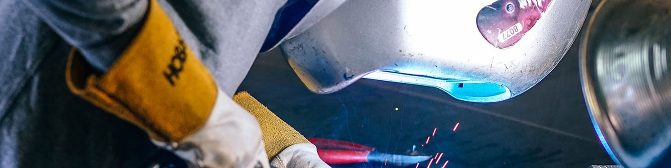 There are different types of welders: gas, electric arc, MIG/MAG and other procedures, as well as metal oxycutters with gas flame or electric arc.
